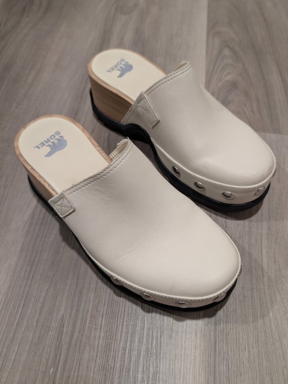 Sorel | Roam'n RVT Studded Leather Platform Mule Clogs In Chalk White - Picture 2 of 16